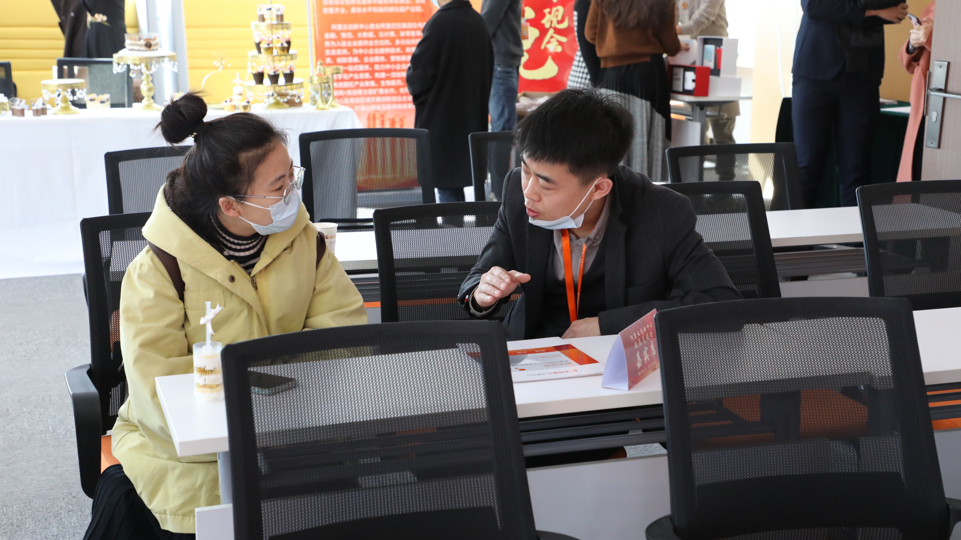 1644992151762442.jpg 入駐企業(yè)與政策對(duì)接人員現(xiàn)場(chǎng)溝通.JPG